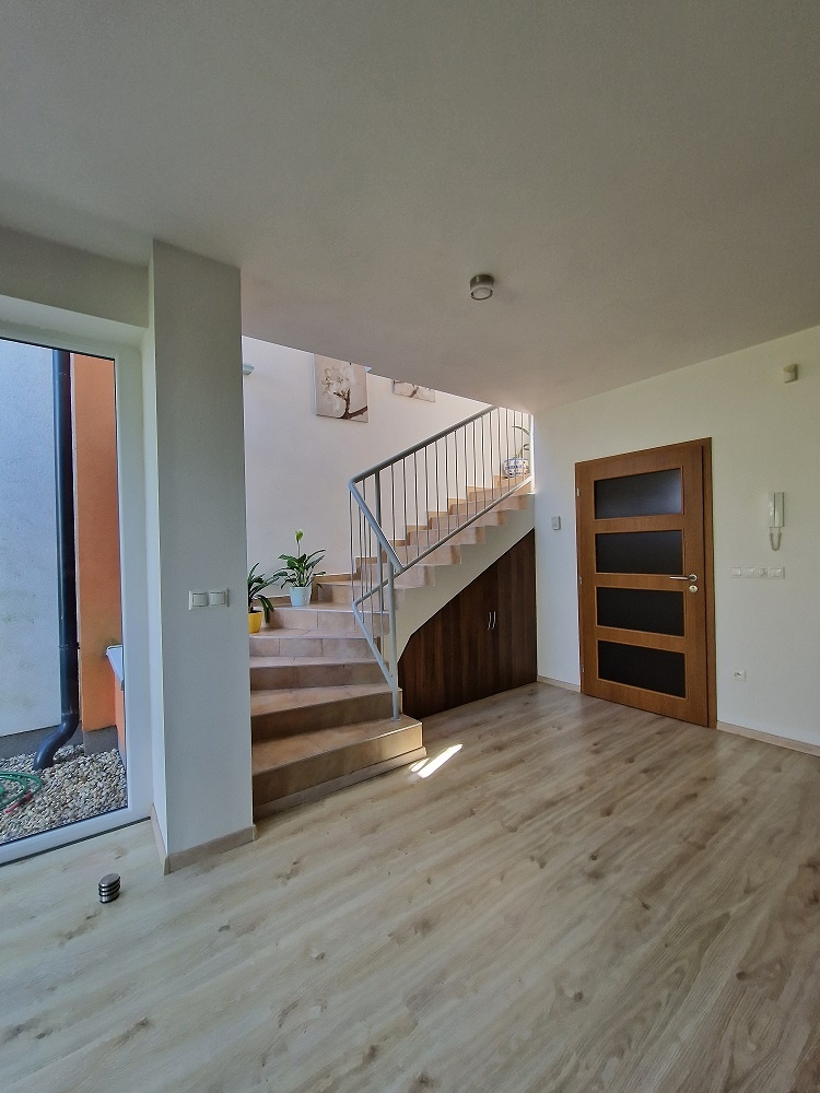 Pekný dom v atraktívnej lokalite Čierna Voda,iba 15 km od BA - 9