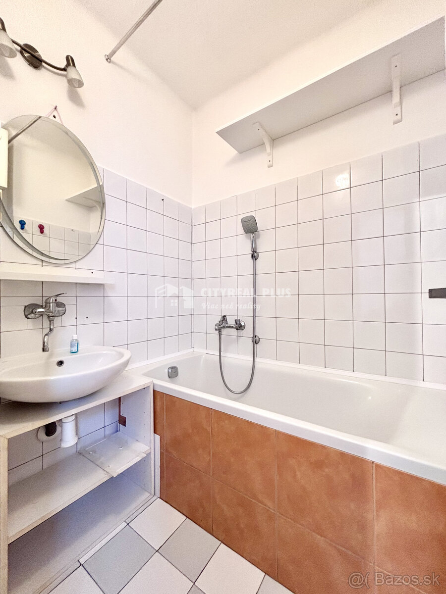 Ponúkame Vám na prenájom 3 izbový byt v centre mesta Nové Zá - 9