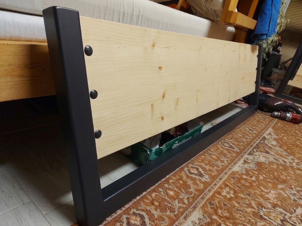 Moderná drevo-kovová posteľ - 9
