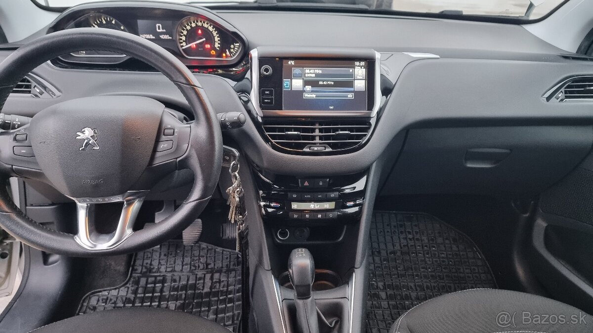 Predám Peugeot 208 1.2 benzín - 9