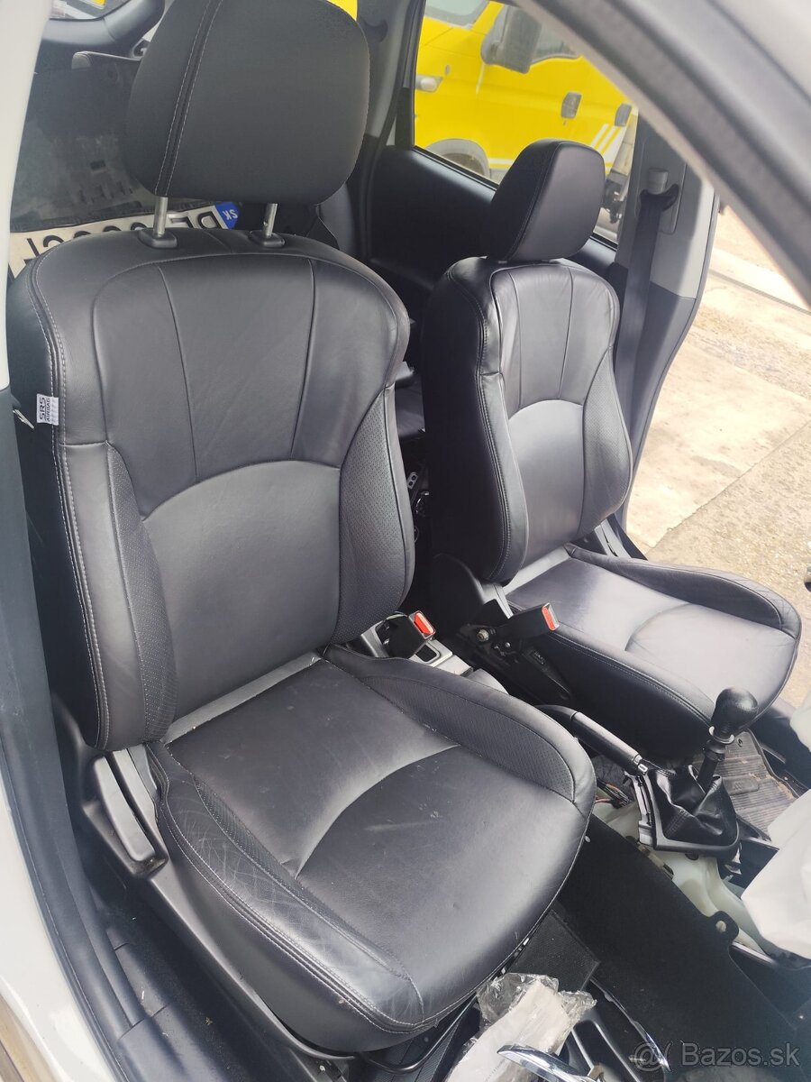 Predám Peugeot 4007 2,2 l. havarovaný. - 9