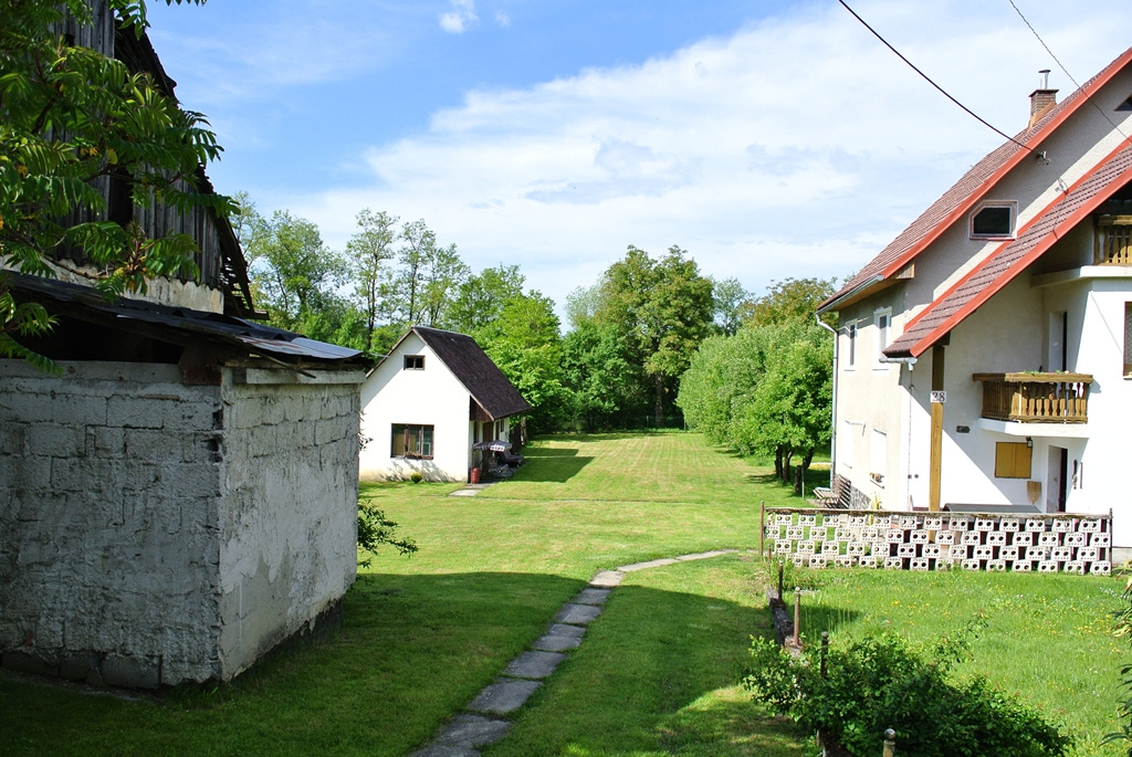 Exkluzívne - rodinný dom Marček na veľkom pozemku pri vode - 9