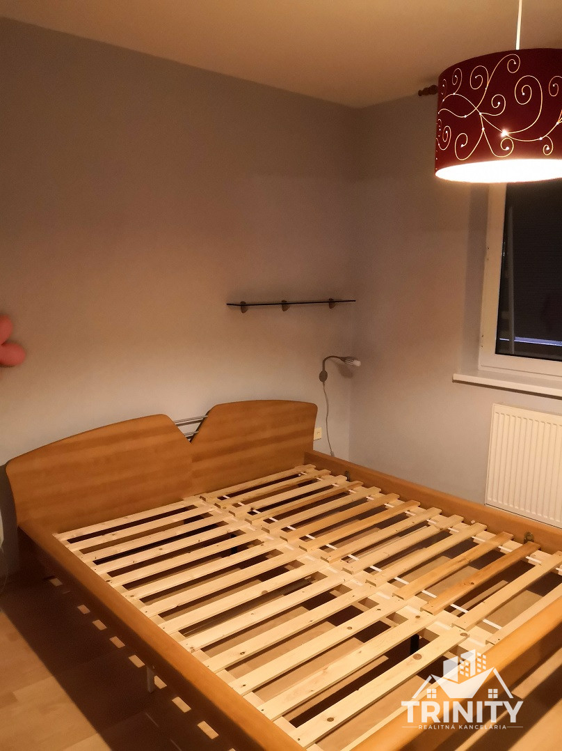 Rezervované Na prenájom 3-izbový byt s balkónom v Nových Zám - 9