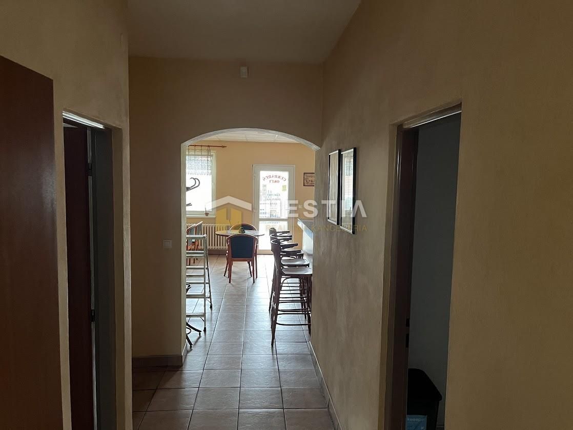 NA PREDAJ zabehnutá cukráreň/kaviareň s bytom, Čáry - 9