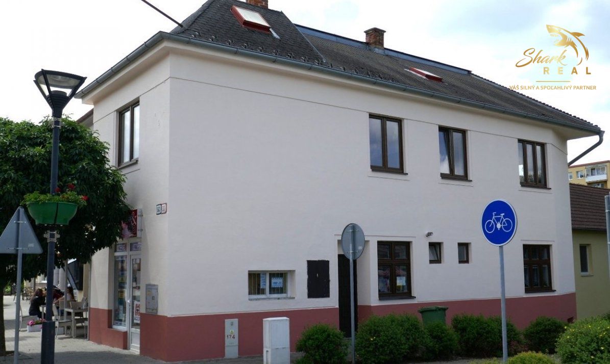 Dom na námestí. Bývanie a podnikanie v jednom. - 9