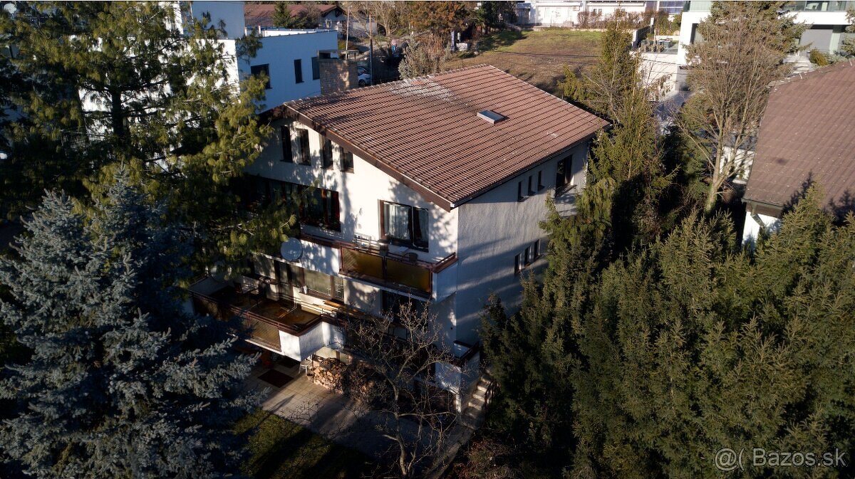 Dvojpodlažný dom Na Hradnom Kopci s dvojgarážou Staré Mesto - 9