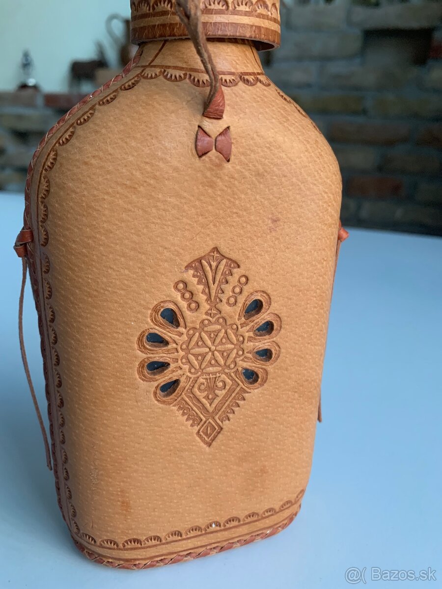 Predám krásnu pollitrovku ručne viazanú do zdobenej kože - 9