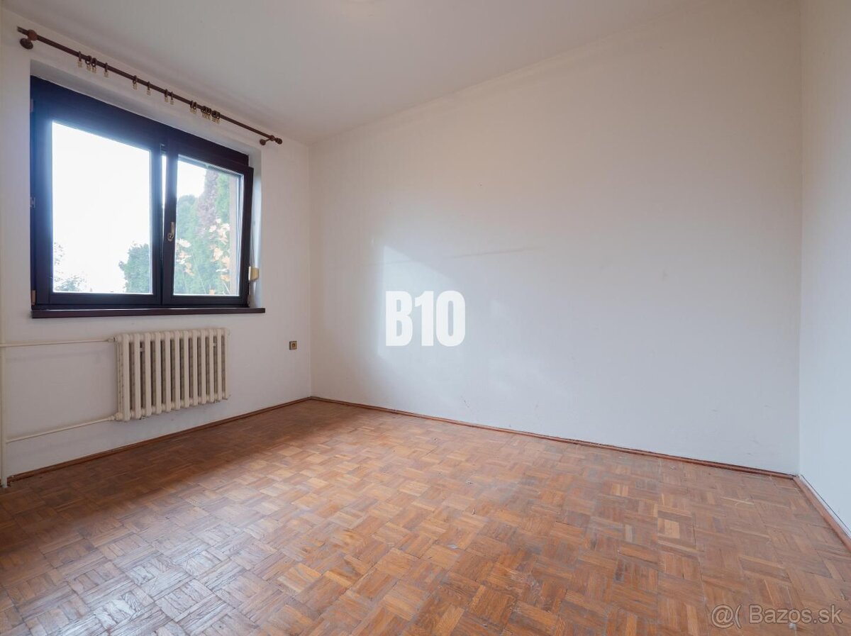 Priestranný rodinný dom s garážou na veľkom pozemku v obci V - 9