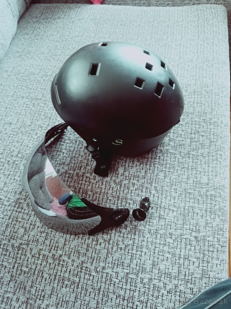 Predám Lyžiarska prilba so štítom - 9