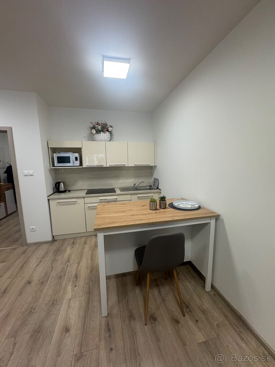 Ponúkame do prenájmu 3-izbovy byt s parkovacím miestom - 9