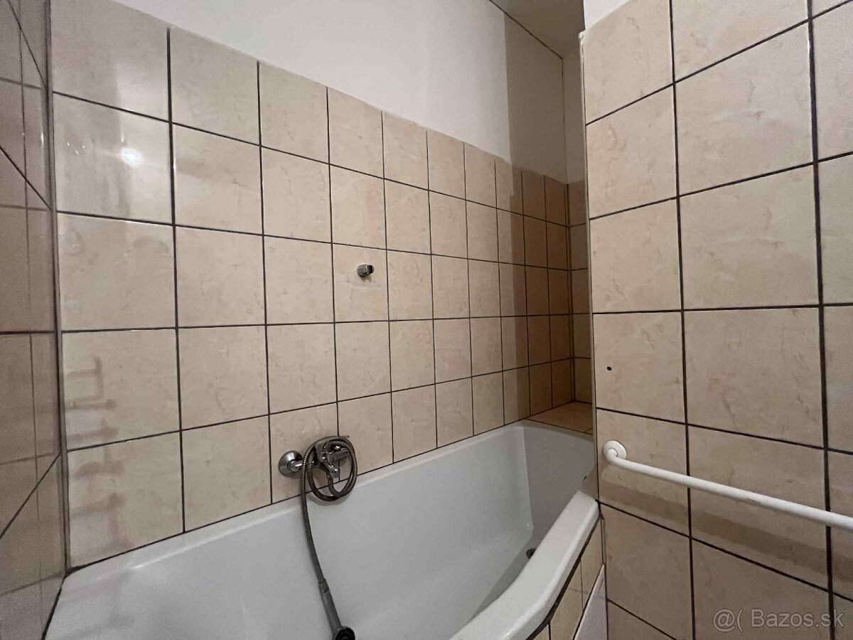 Prerobená garsónka s balkónom a pivnicou, Komárno - 9