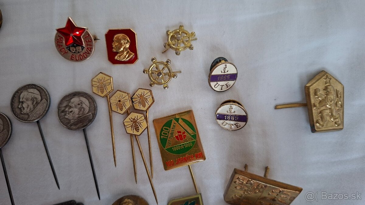 Různé odznaky z armády, včelařství, náboženství, atd - 9