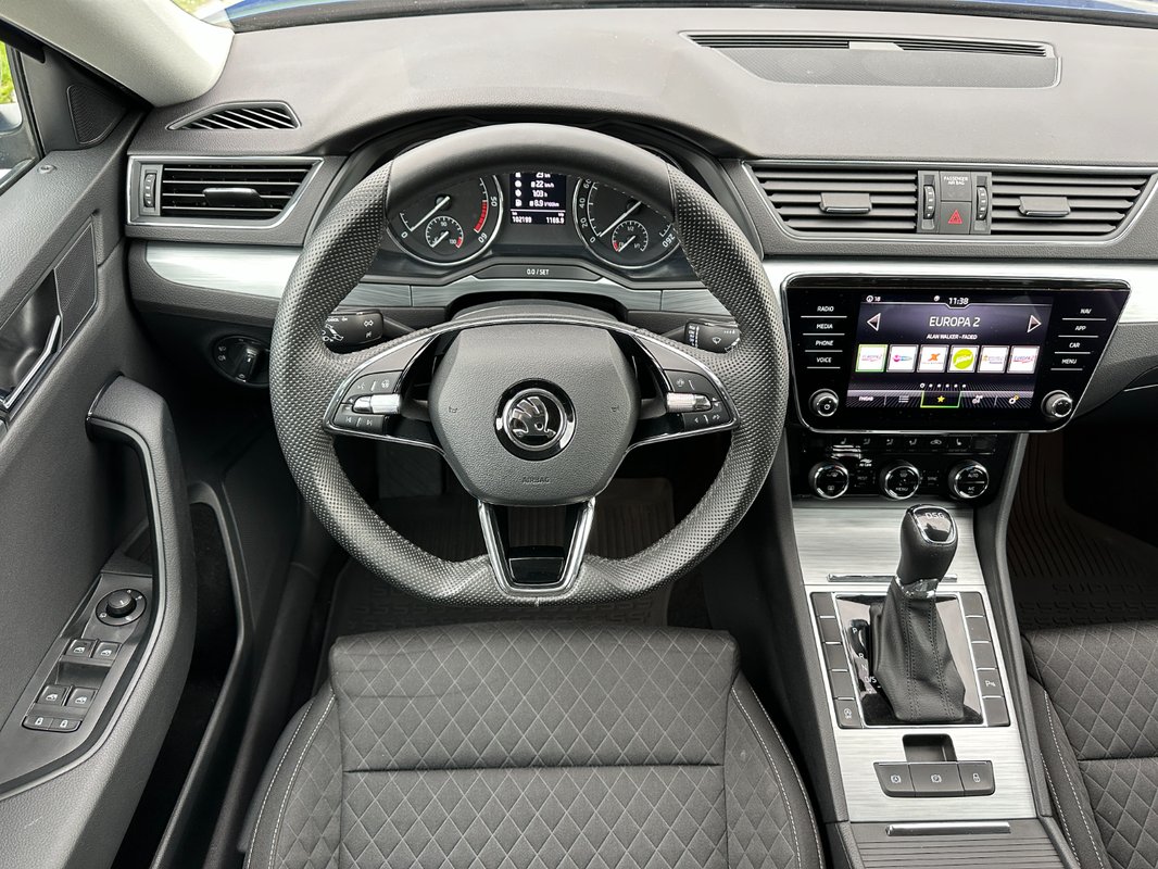 Škoda Superb Combi 2.0 TDi DSG - REZERVOVANE - 9