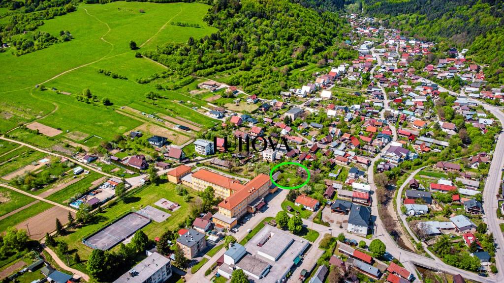 PAPRADNO_Krásny, slnečný pozemok v centre obce - 9