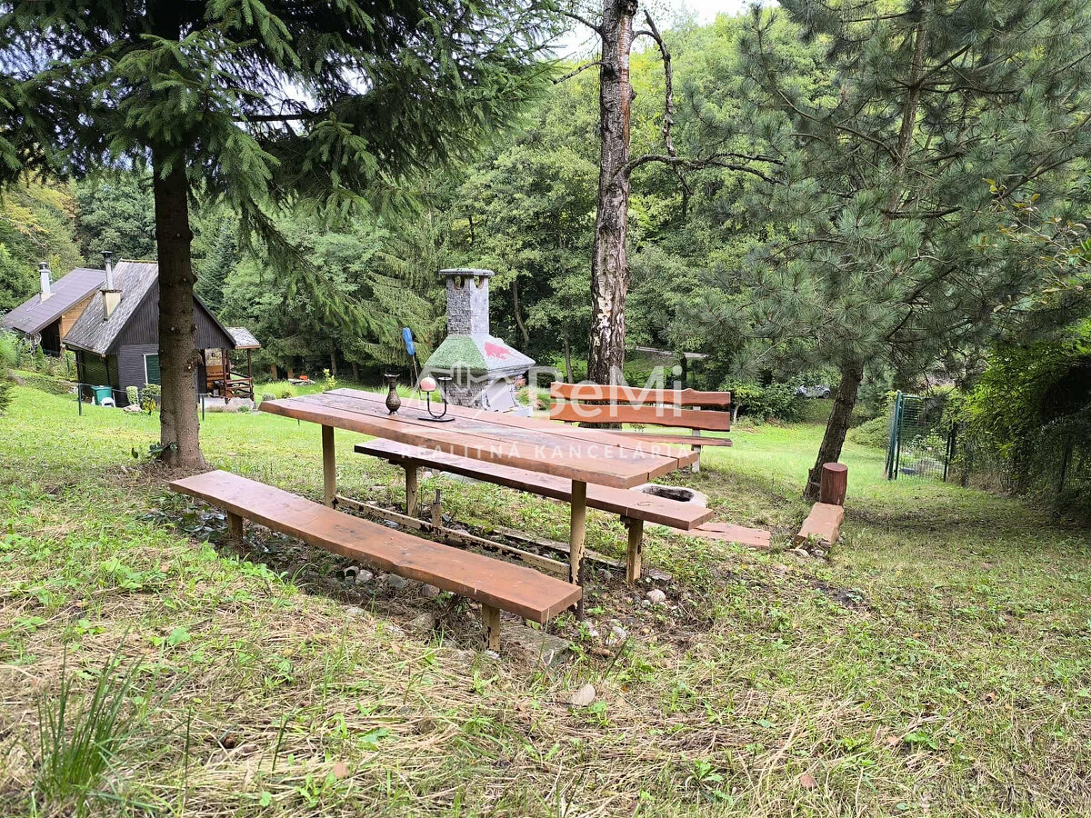 Rekreačná chata s veľkým pozemkom v lese - 9