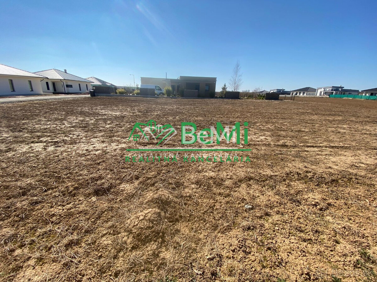 Pozemok ( 969 m2) so stavebným povolením + projekt Malý Lapá - 9