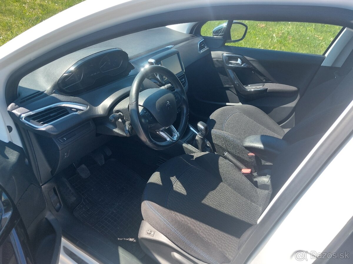 Peugeot 208 1.2 PureTech STYLE - 9