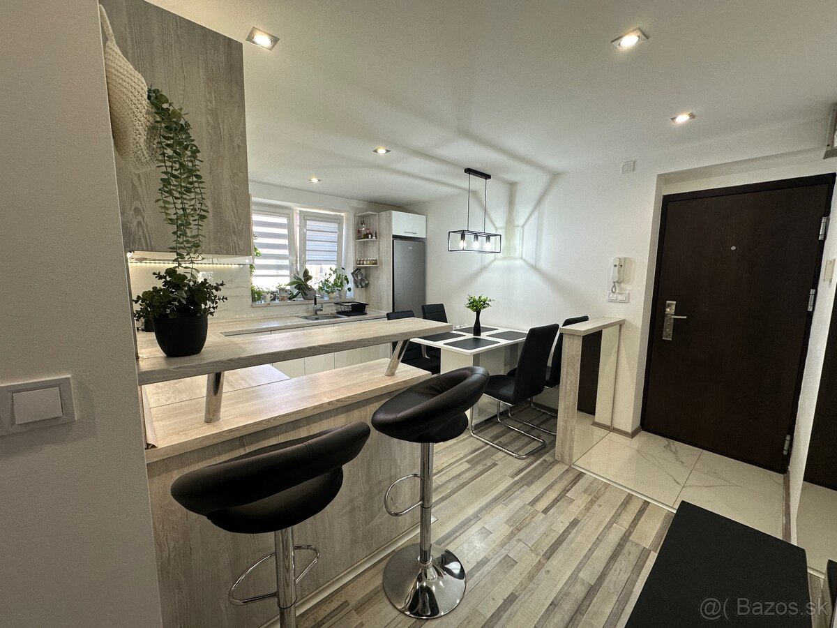 Na prenajom 2 izbový kompletne zrekonštruovaný byt v Komárne - 9