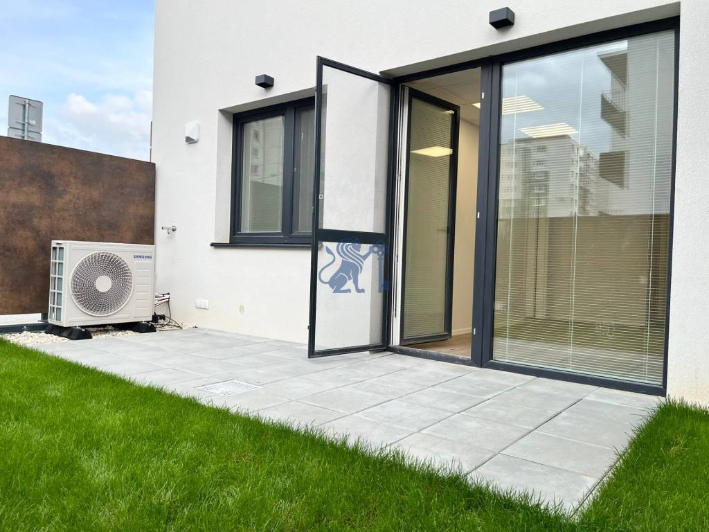 Prenájom kancelárskych / obchodných priestorov s terasou - R - 9