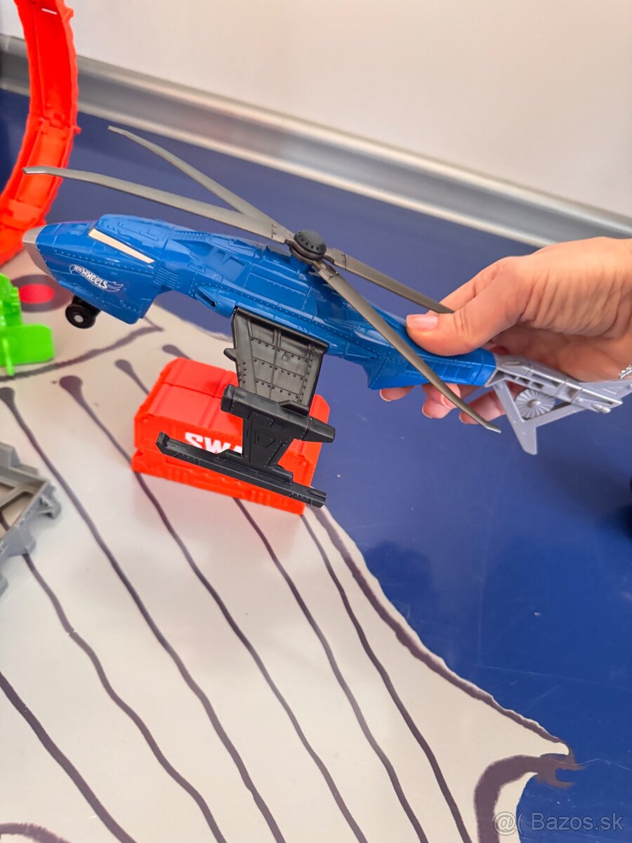 HotWheels kamión-odťahovka, vrtuľník a dráha - 9
