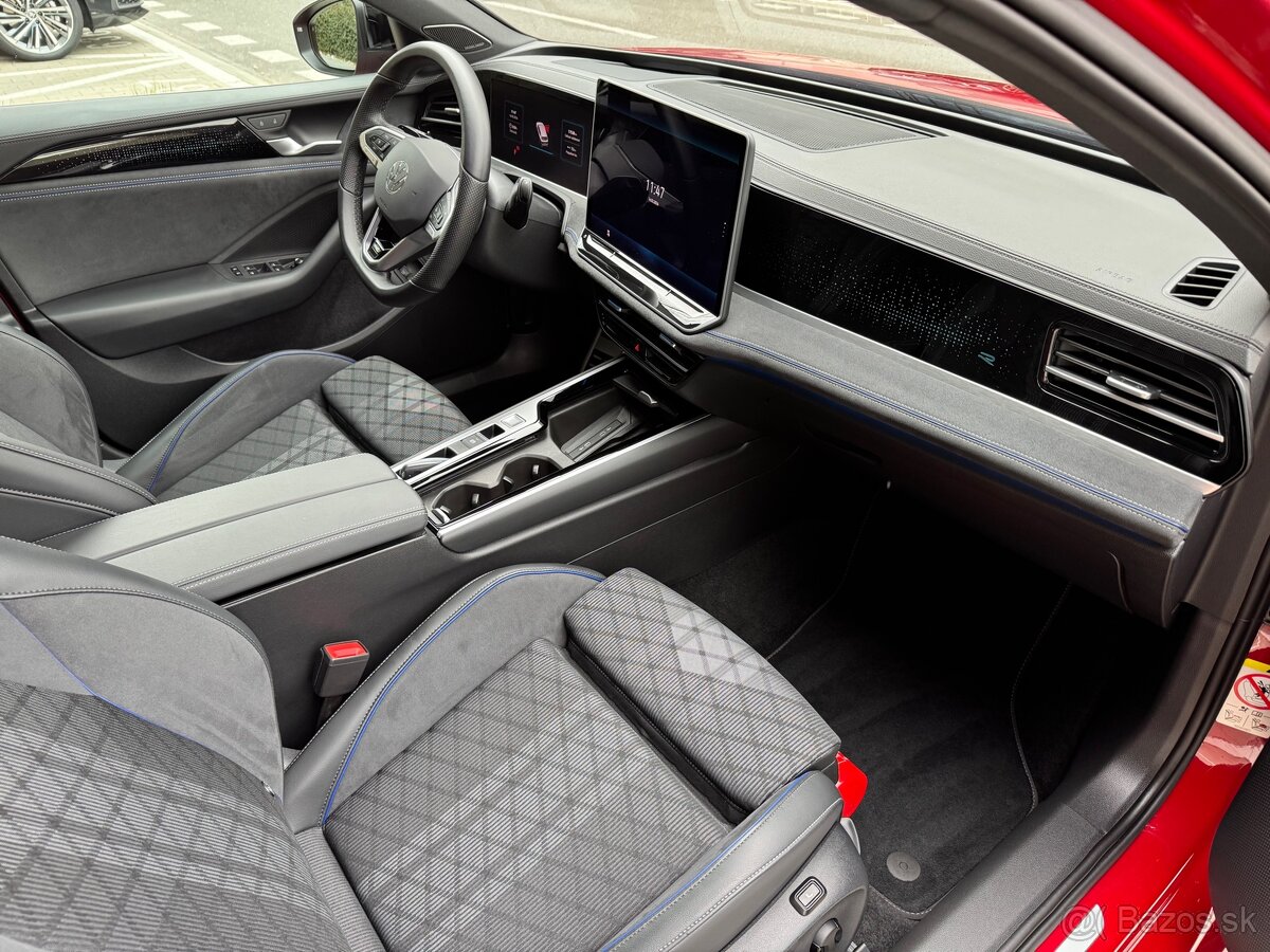 VW Passat R-Line Black Style 2025 - 9