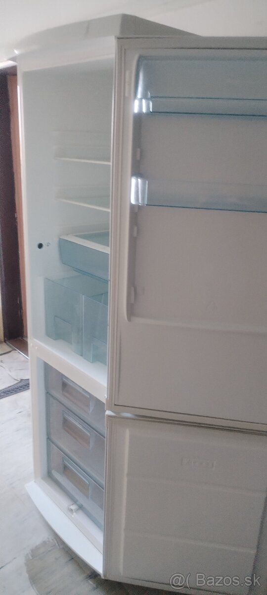 Predám chladničku s mrazničkou dolu - 9