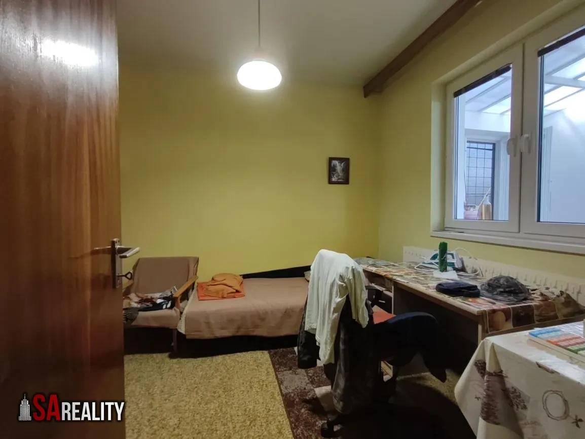Predám priestranný rodinný dom v meste Levice - 9