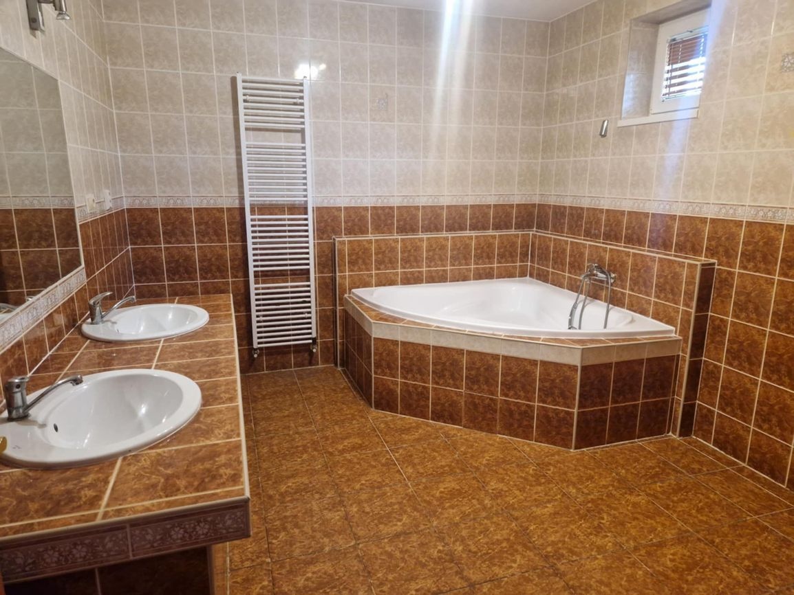 Ponúkame na predaj priestranný, viacgeneračný rodinný dom v - 9