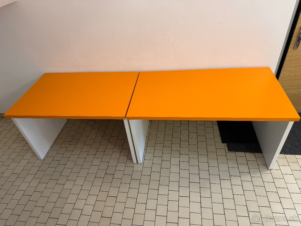 Prodán dva kancelářské stoly a věšák na zeď. - 9
