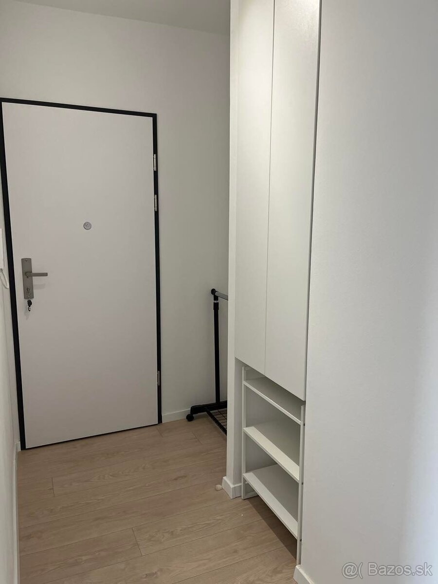 Na prenájom veľký svetlý 2i byt Trnava-Zavar + parking - 9