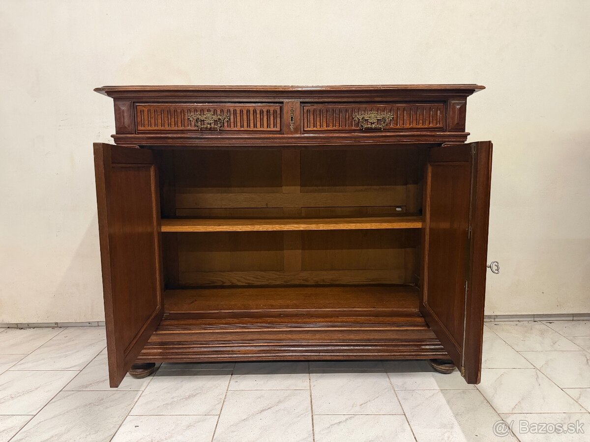 Starožitná masivní skříň - 9