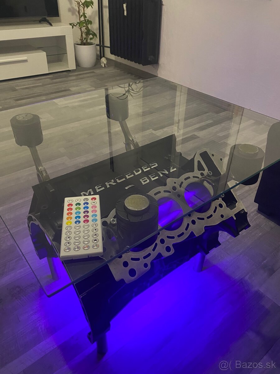 Stôl z motora Mercedes-Benz V6 - 9