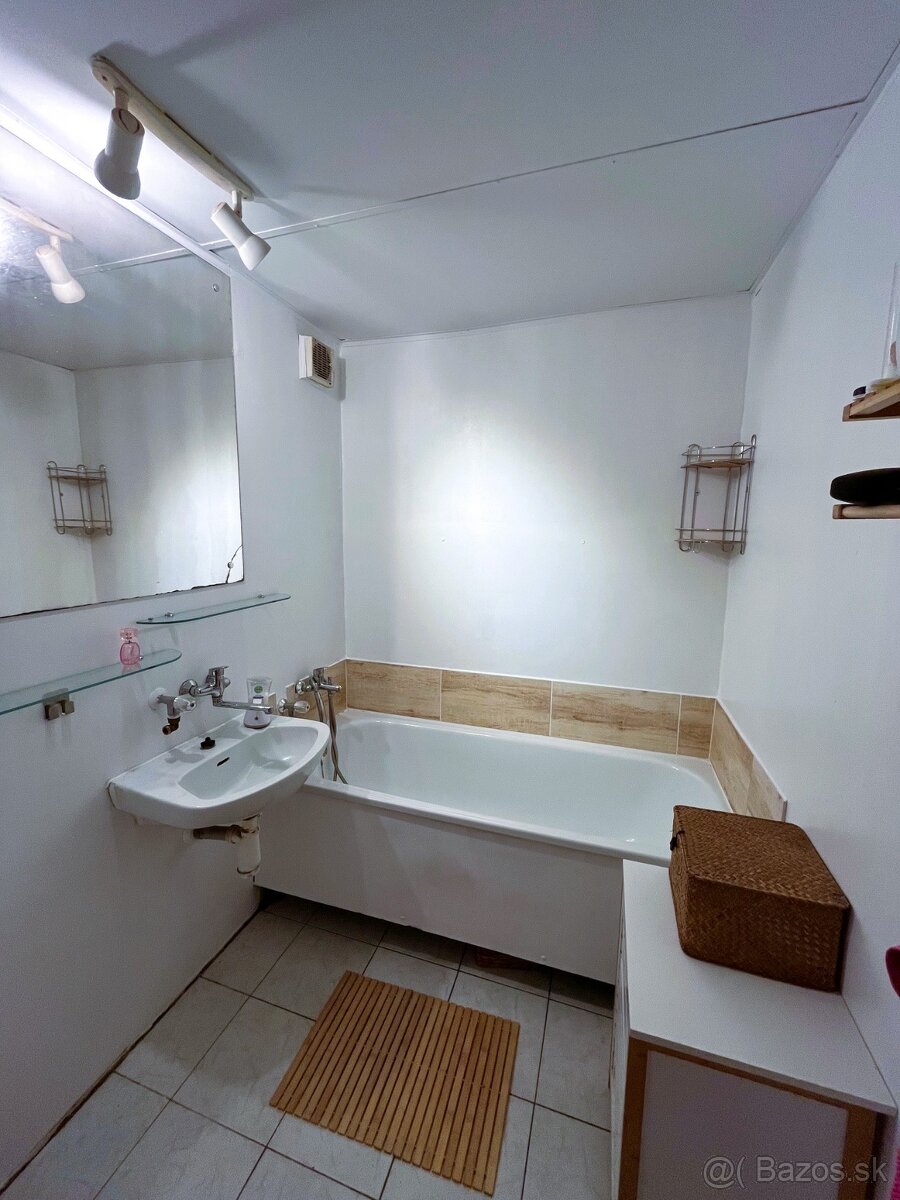 Veľký, slnečný, zariadený 3 izbový byt s loggiou,R5, Levice - 9