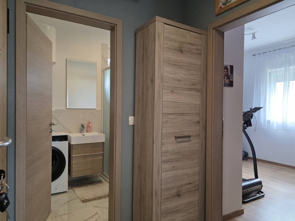 CHORVÁTSKO - 3 izbový apartmán v novostavbe 140 m od mora- V - 9