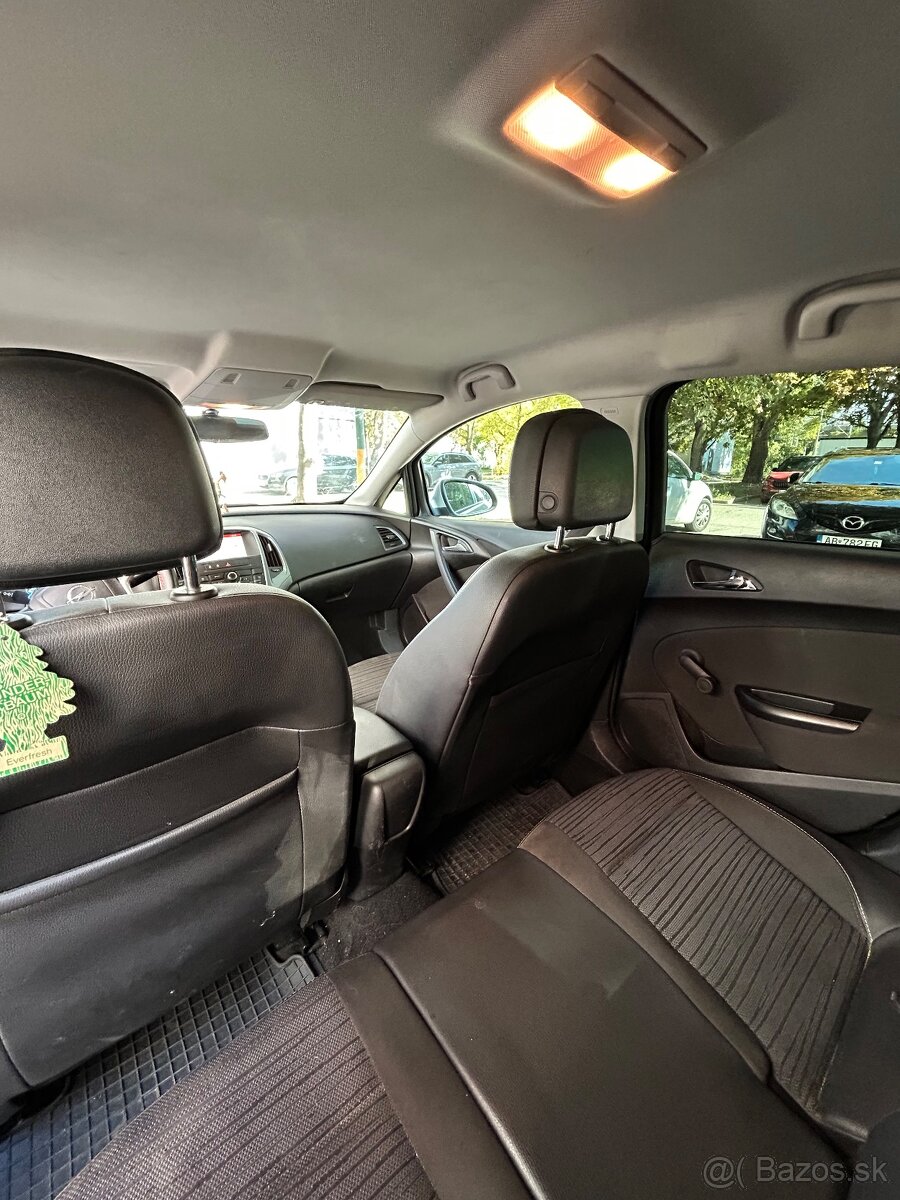 Predám Opel Astra Sport Tourer - 9