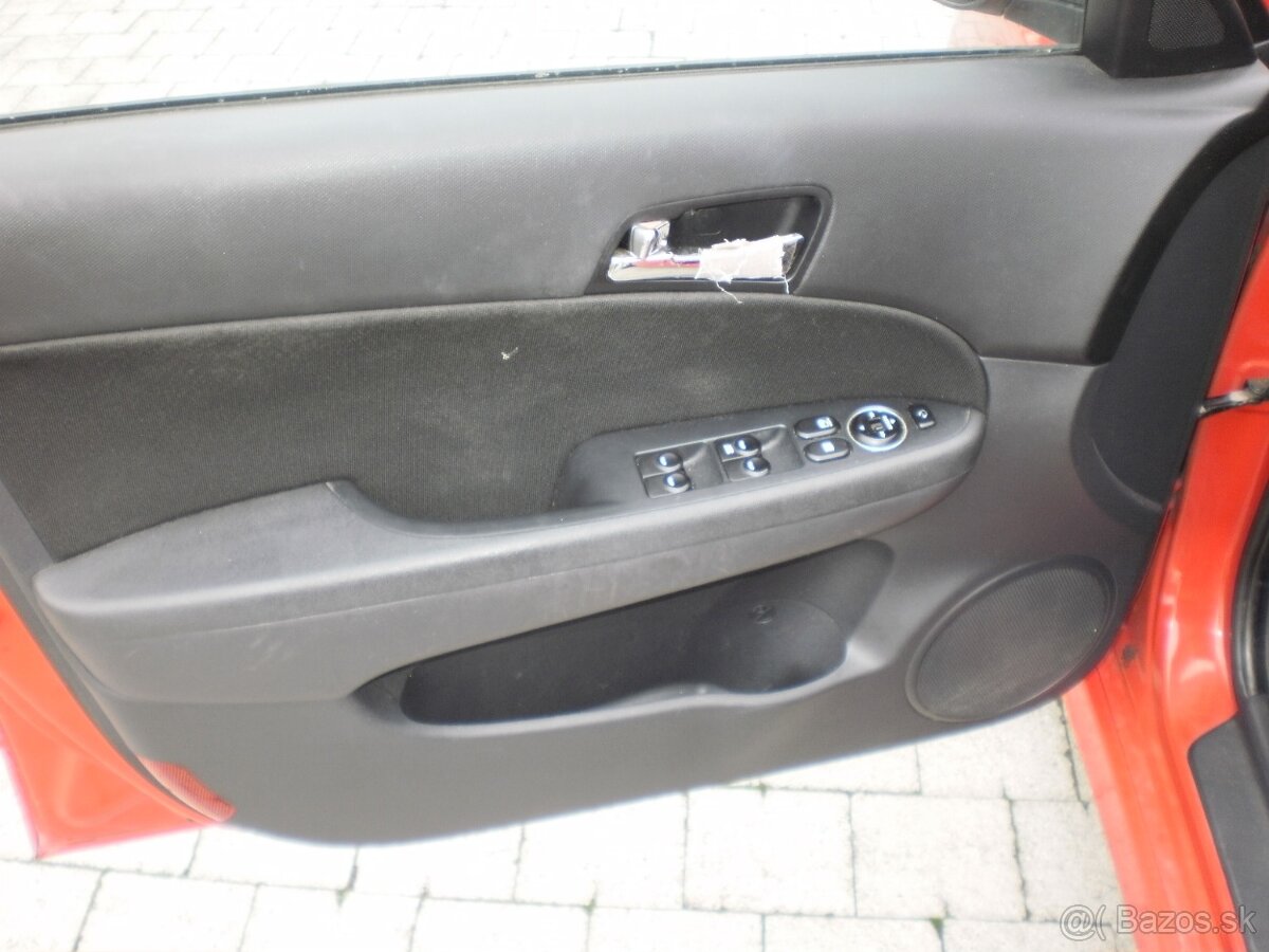 Hyundai i30 1,4i 80kW M5 r.2011 LPG - 9