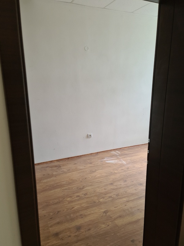 Kancelársky a skladový areál na okraji mesta. - 9