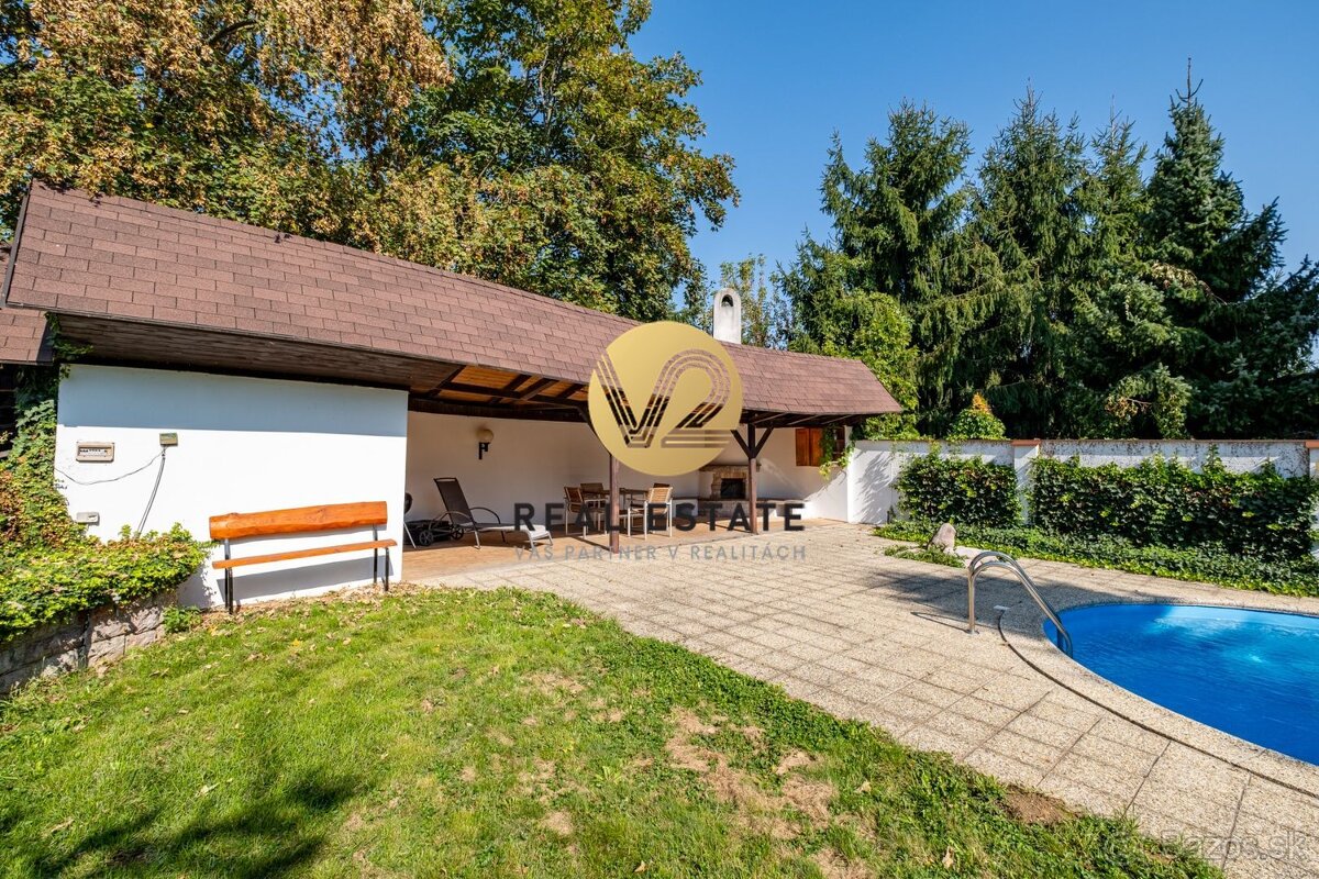 Na PREDAJ 5i rodinný dom s dvojgarážou a hosťovským domom, N - 9