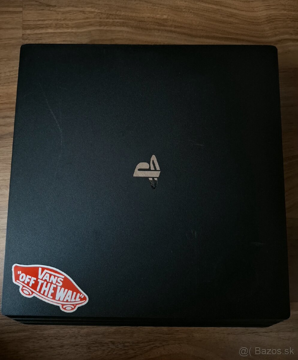 Playstation 4 pro + 2 ovládače + 2 hry - 9