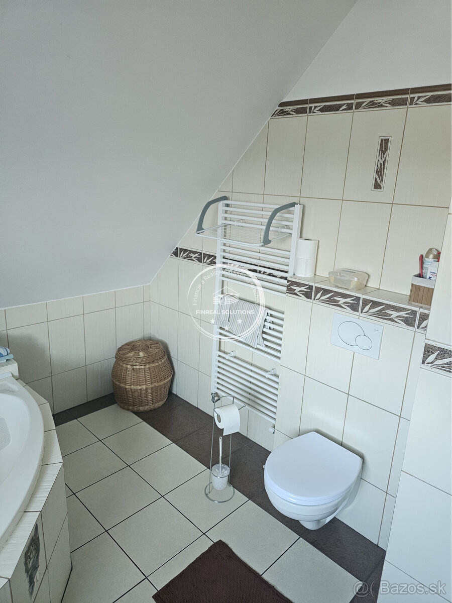 Na predaj nádherný 6-izbový rodinný dom s veľkým pozemkom - 9