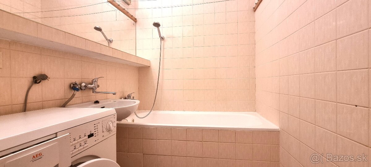 ČISTÝ 3i. BYT S NOVOU SEDAČKOU, POSTEĽAMI A KOBERCOM / BA IV - 9