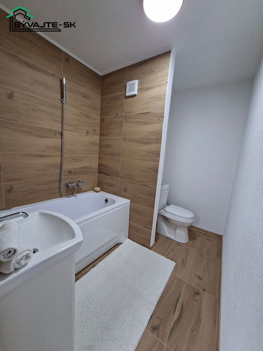 Jednoizbový byt s balkónom a parkovacím miestom v Prievidzi, - 9