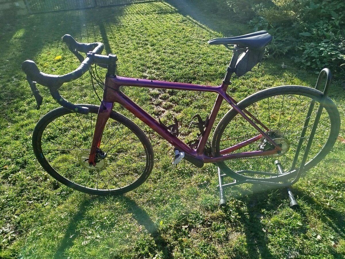 Cestný karbonový bicykel BH - 9