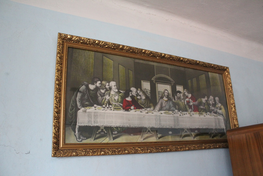 šicí stroj,skrina, knihovnička,sedačka. - 9