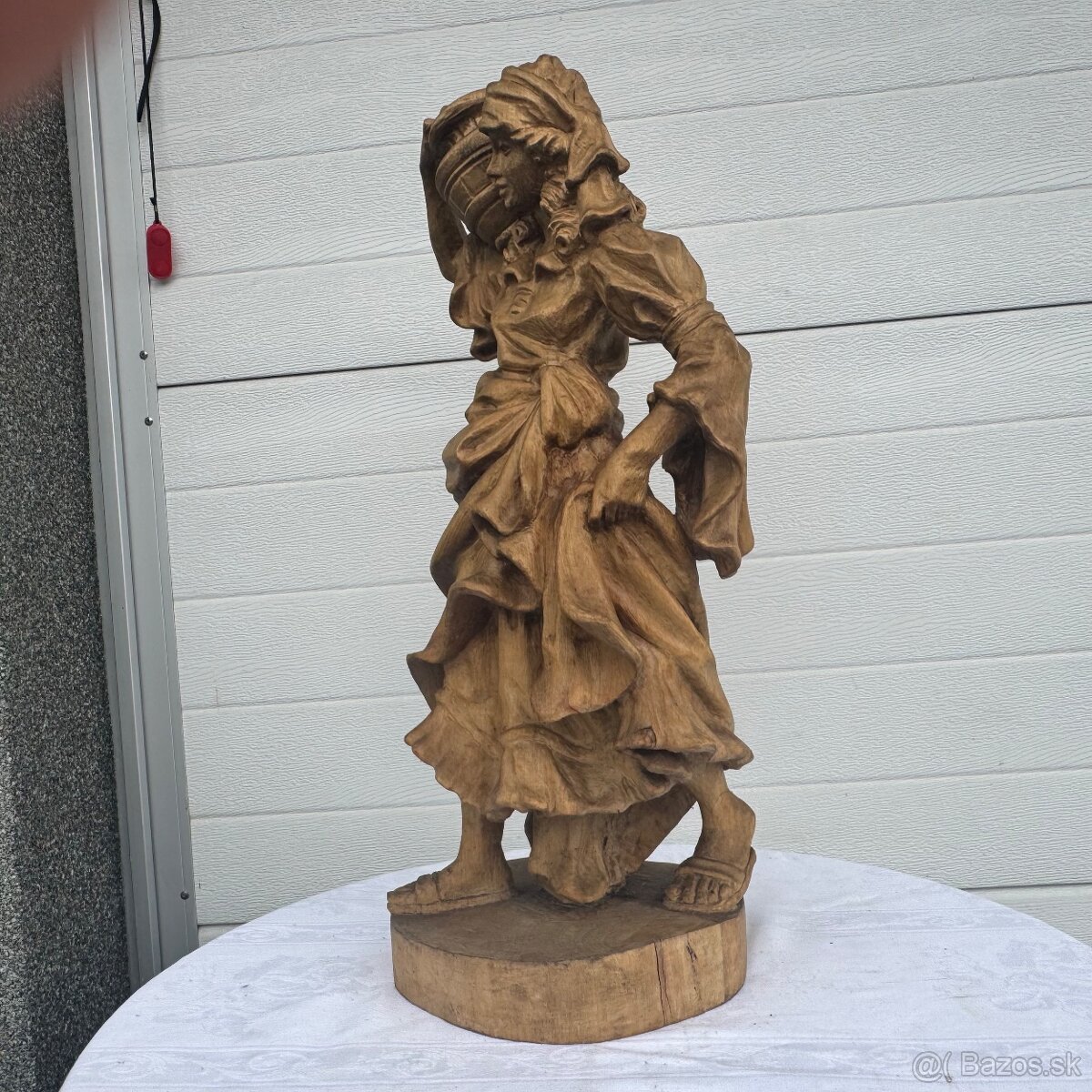 Velká socha dřevená ruční práce Samaritánka se džbánem - 9