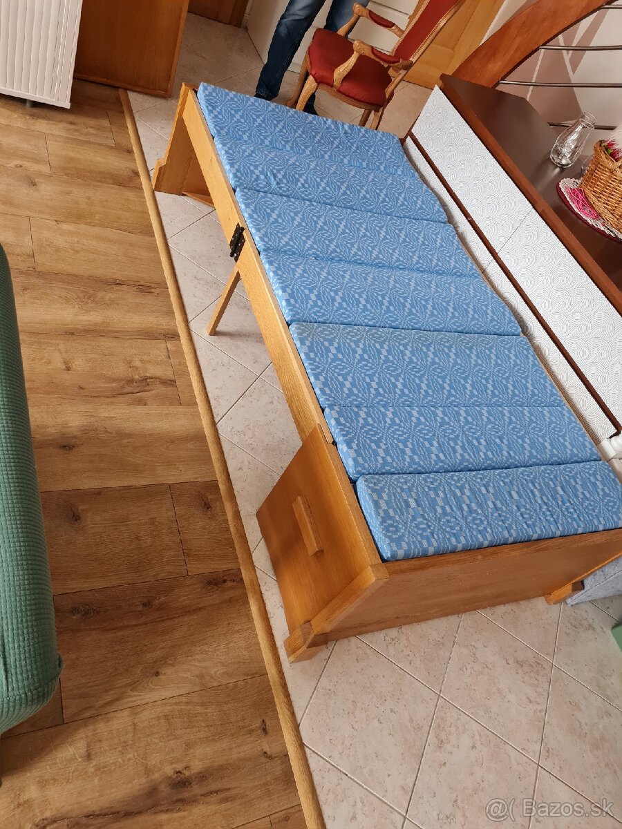 Starožitny nábytok unikát , drevená truhlica a v nej posteľ - 9