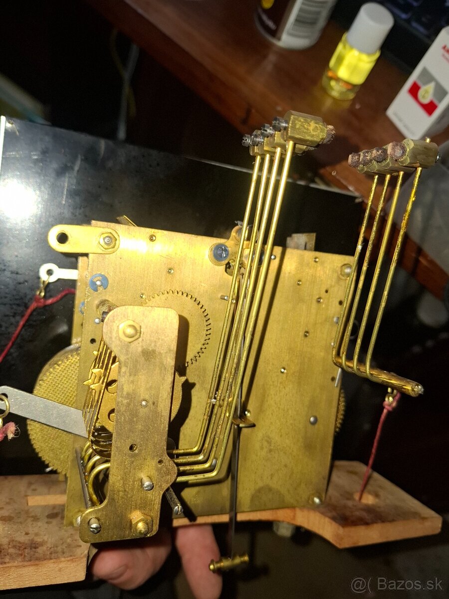 Predám funkčné starožitné štvrťbicie hodiny JUNGHANS s melod - 9