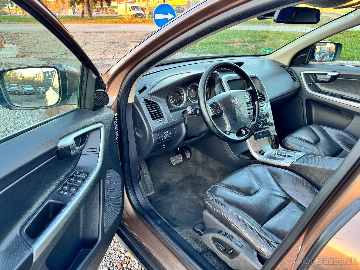 Volvo XC60 2.4D AWD Momentum Geartronic - 9