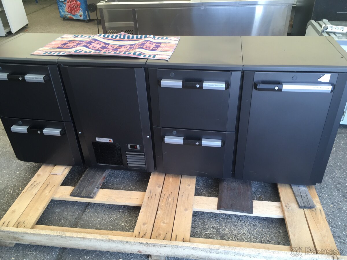 Zariadenie Gastro: Rohový barový pult s príslušenstvom - 9