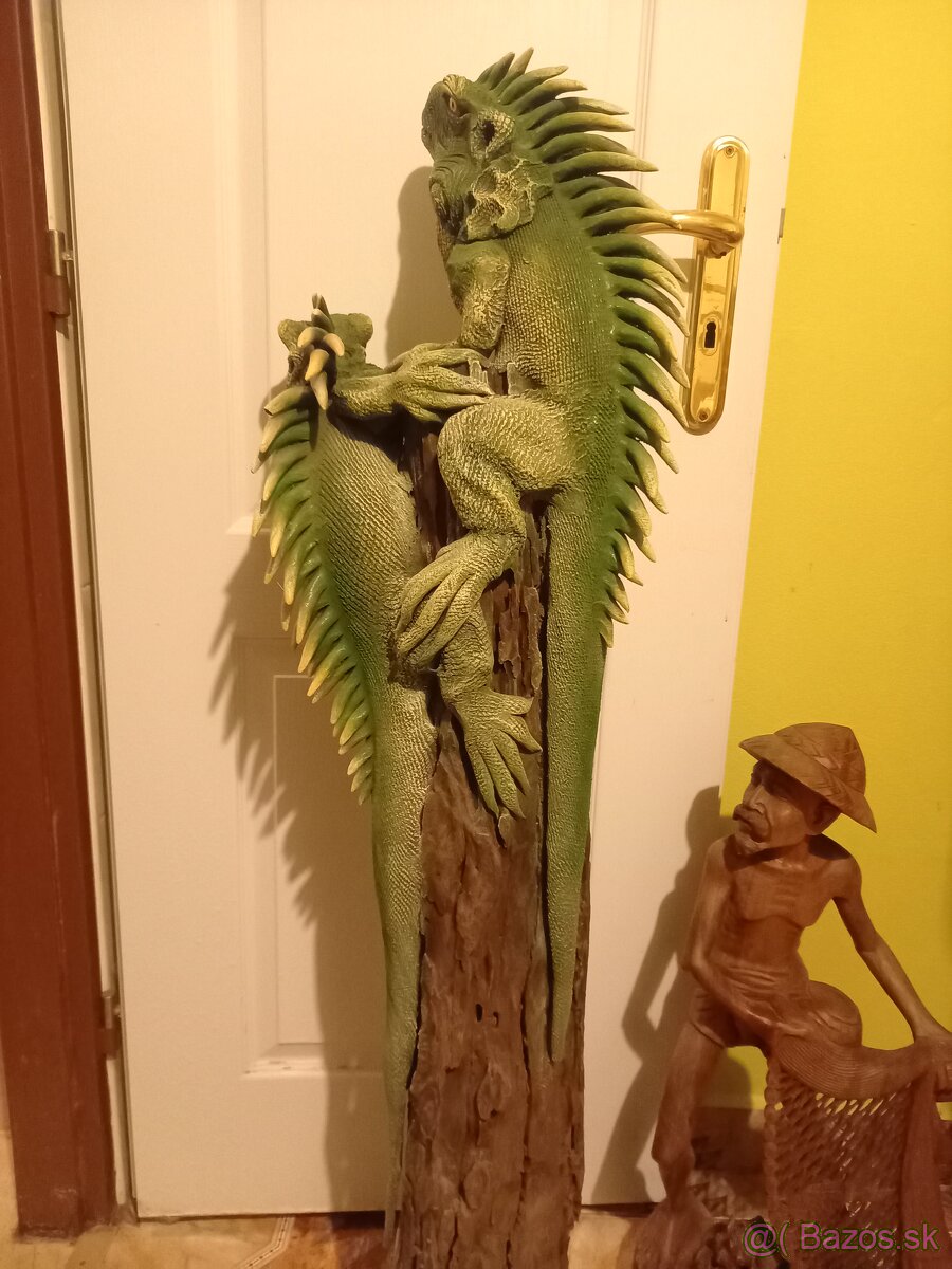 Drevena socha leguany,loviaci rybár - 9